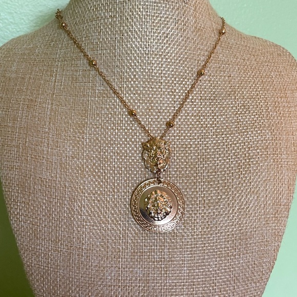 Elegant Gold Lions Pendant Necklace with Greek Key Pattern - Picture 2 of 7